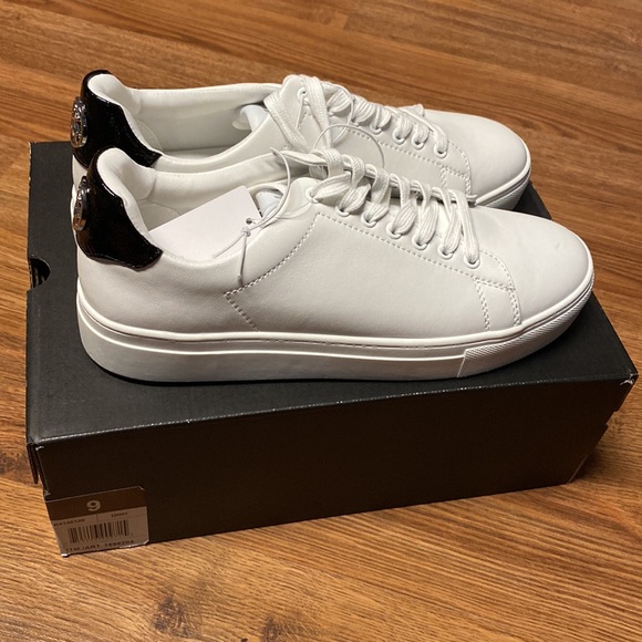 Ladies DKNY white and black sneakers 9W - Picture 3 of 4